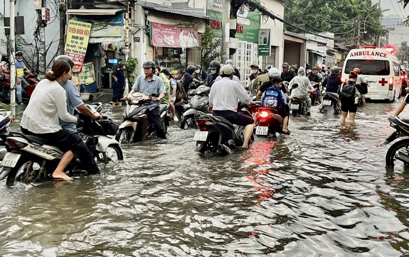 Triều cường kết hợp với mưa lớn khiến nhiều tuyến đường chìm trong nước -1