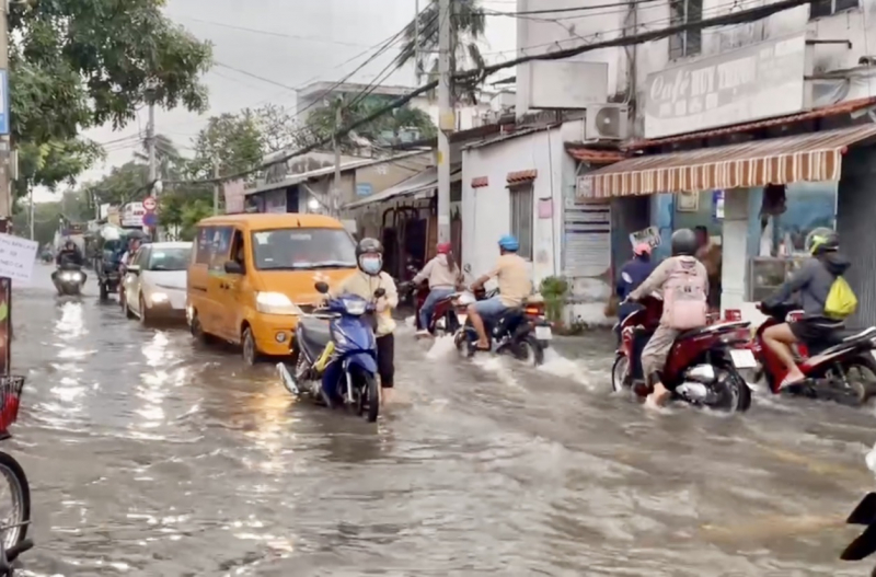 Triều cường kết hợp với mưa lớn khiến nhiều tuyến đường chìm trong nước -2