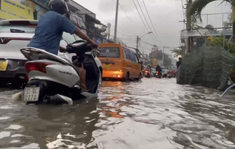 Triều cường kết hợp với mưa lớn khiến nhiều tuyến đường chìm trong nước -3