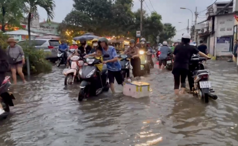 Triều cường kết hợp với mưa lớn khiến nhiều tuyến đường chìm trong nước -4