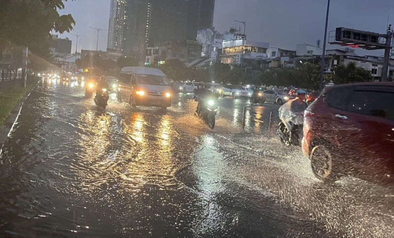 Triều cường kết hợp với mưa lớn khiến nhiều tuyến đường chìm trong nước -0