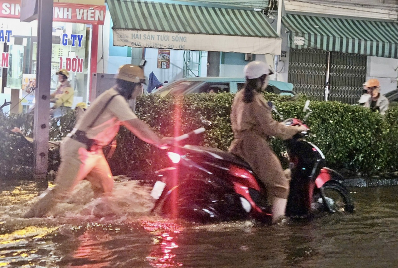 CSGT hỗ trợ người dân di chuyển qua nhiều tuyến đường ngập sâu -0