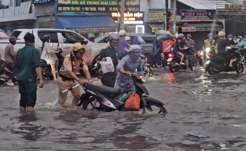 CSGT hỗ trợ người dân di chuyển qua nhiều tuyến đường ngập sâu -1