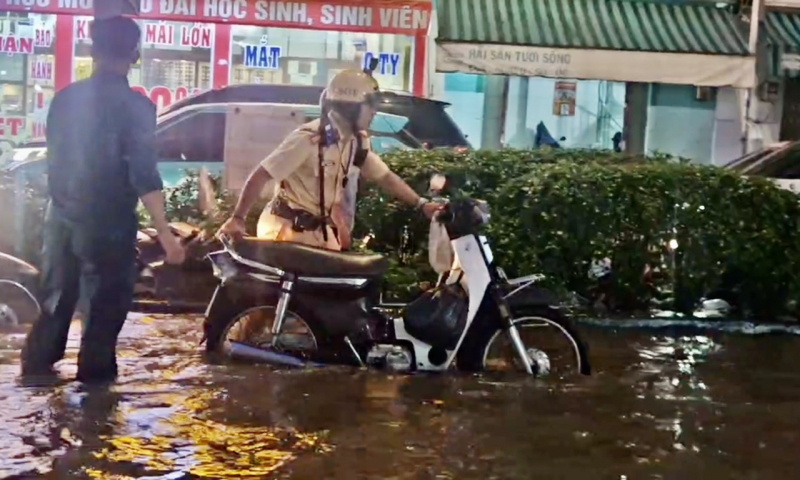 CSGT hỗ trợ người dân di chuyển qua nhiều tuyến đường ngập sâu -2