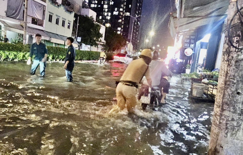 CSGT hỗ trợ người dân di chuyển qua nhiều tuyến đường ngập sâu -3