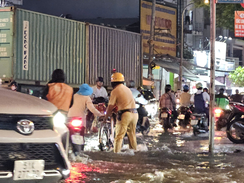 CSGT hỗ trợ người dân di chuyển qua nhiều tuyến đường ngập sâu -4