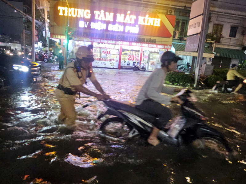 CSGT hỗ trợ người dân di chuyển qua nhiều tuyến đường ngập sâu -5