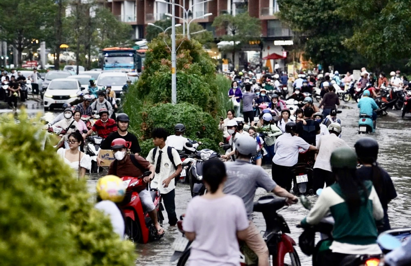 CSGT hỗ trợ người dân di chuyển qua nhiều tuyến đường ngập sâu -6