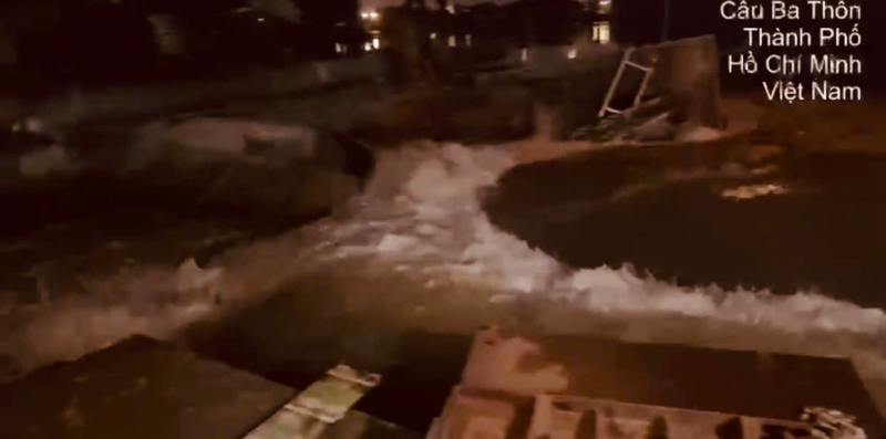 Mobilisere styrker for å forsterke den ødelagte dikestrekningen når beboerne -0