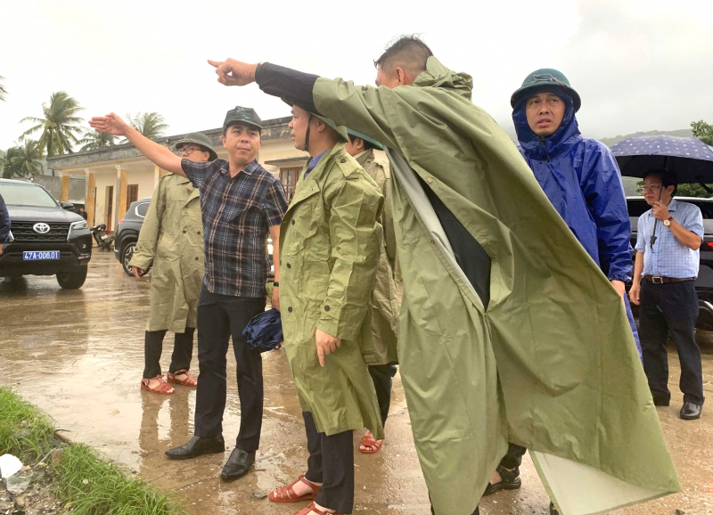 Der stellvertretende Sekretär des Provinzparteikomitees von Dak Lak „klopft an jede Tür“ und fordert die Bevölkerung auf, sich wegen des Sturms zu evakuieren.