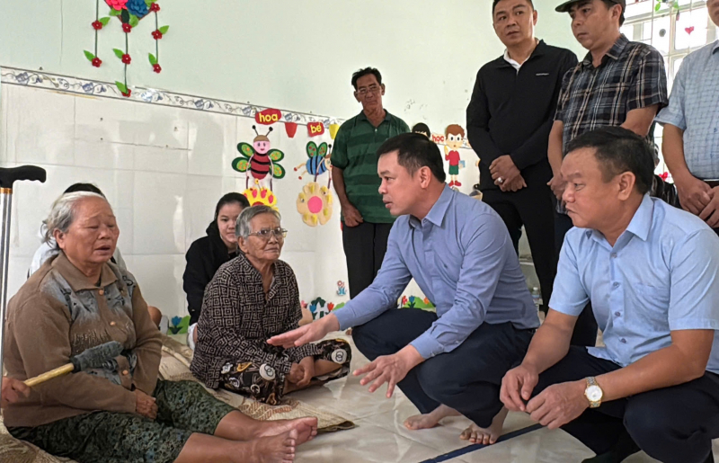 Der stellvertretende Sekretär des Provinzparteikomitees von Dak Lak „klopft an jede Tür“ und fordert die Bevölkerung auf, sich wegen des Sturms zu evakuieren.