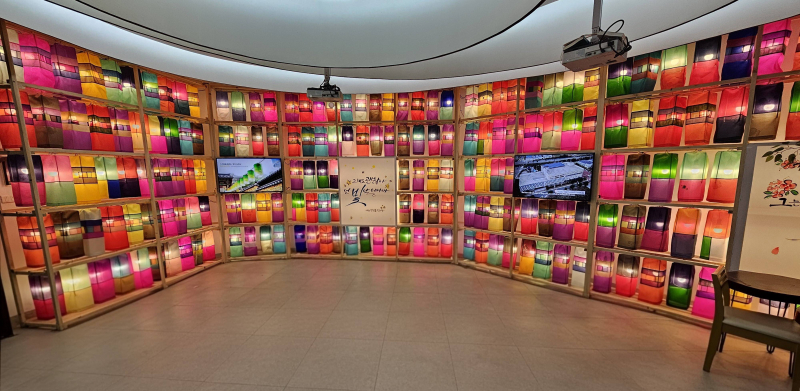 Färgglad utställning