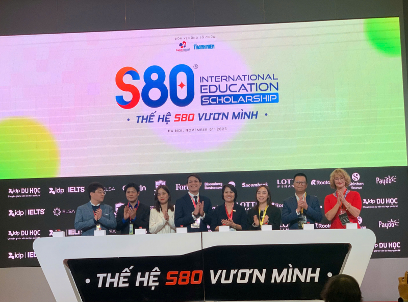 Lançamento de um programa de bolsas de estudo para ajudar 8.000 estudantes vietnamitas a atingirem a pontuação de 8.0 no IELTS.