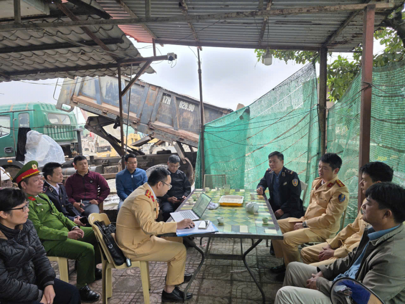 Liên ngành kiểm tra bến bãi tập kết vật liệu xây dựng, vi phạm về đăng ký, đăng kiểm trên đường thuỷ -1