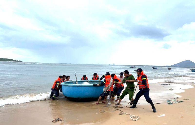 Der stellvertretende Sekretär des Provinzparteikomitees von Dak Lak „klopft an jede Tür“ und fordert die Bevölkerung auf, sich wegen des Sturms zu evakuieren.