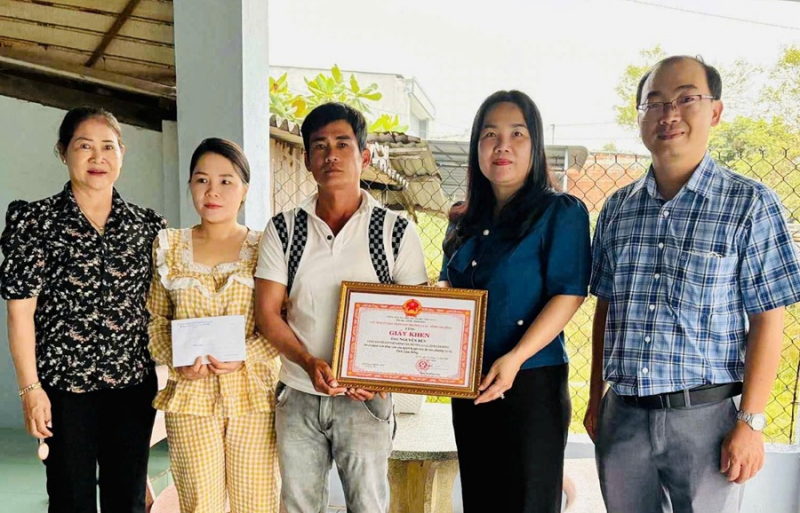 Identiteit van de persoon die in de rivier sprong om het leven van de vrouw te redden -0