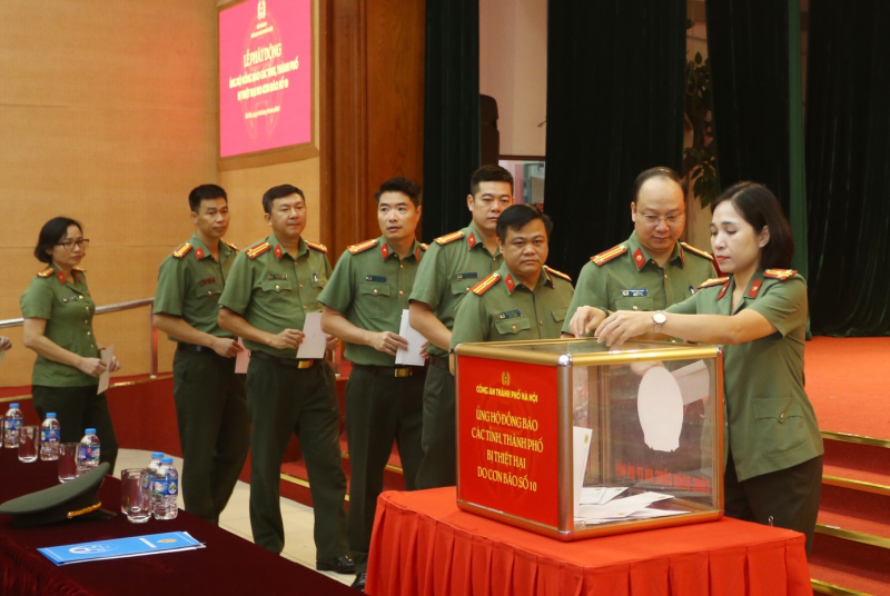 Công an TP Hà Nội chung tay hướng về đồng bào vùng lũ -0