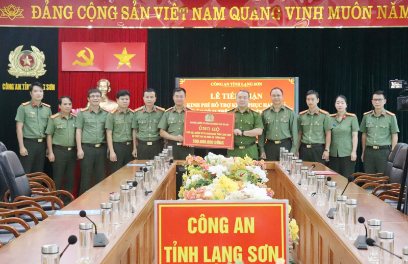 Công an TP Hà Nội chung tay hướng về đồng bào vùng lũ -0