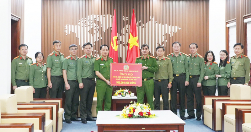 Công an TP Hà Nội chung tay hướng về đồng bào vùng lũ -0