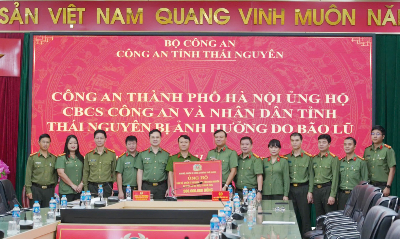 Công an TP Hà Nội chung tay hướng về đồng bào vùng lũ -0