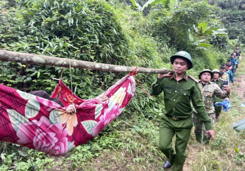 Công an xã kịp thời tìm thấy cụ bà 86 tuổi đi lạc 3 ngày trong rừng sâu -1