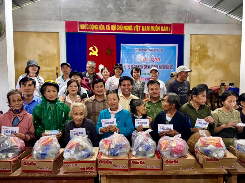 Báo CAND cùng bạn đọc hỗ trợ người dân vùng ngập lụt TP Huế -0