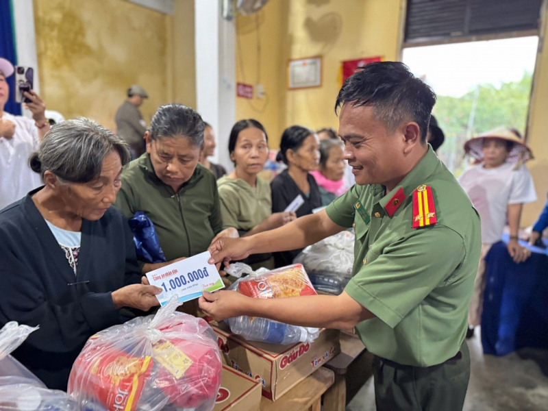 Báo CAND cùng bạn đọc hỗ trợ người dân vùng ngập lụt TP Huế -0
