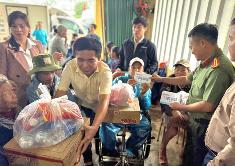 Báo CAND cùng bạn đọc hỗ trợ người dân vùng ngập lụt TP Huế -0