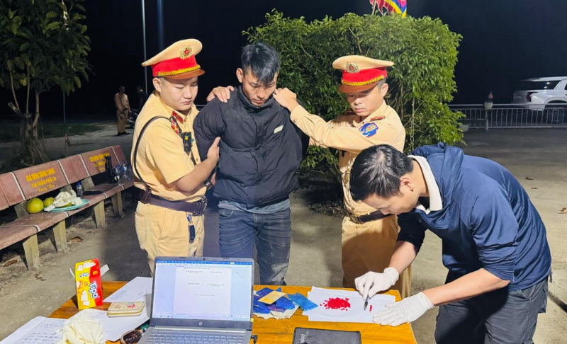 Đi xe máy cùng 1400 viên ma tuý không qua được mắt… CSGT -0