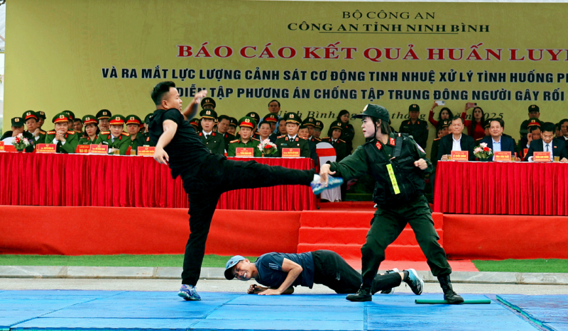 Mãn nhãn màn biểu diễn khí công, võ thuật của CSCĐ tinh nhuệ Công an Ninh Bình -0