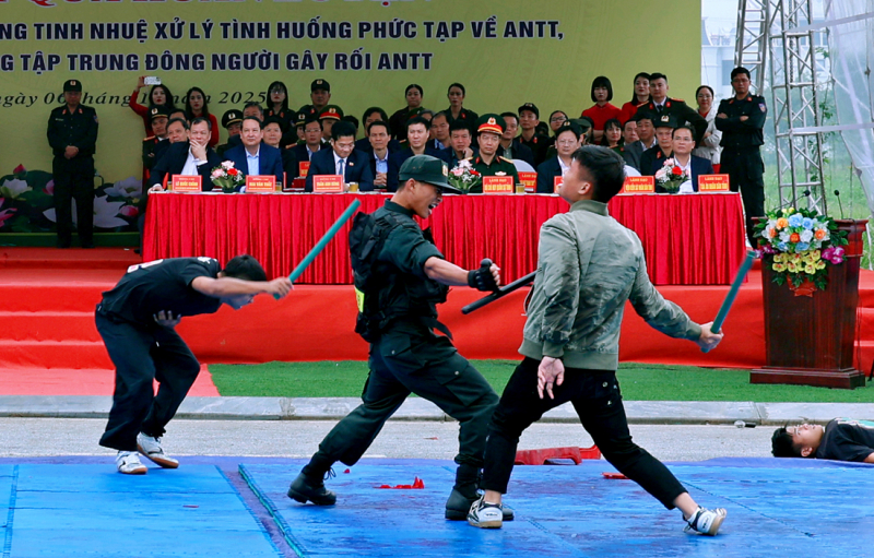 Mãn nhãn màn biểu diễn khí công, võ thuật của CSCĐ tinh nhuệ Công an Ninh Bình -0