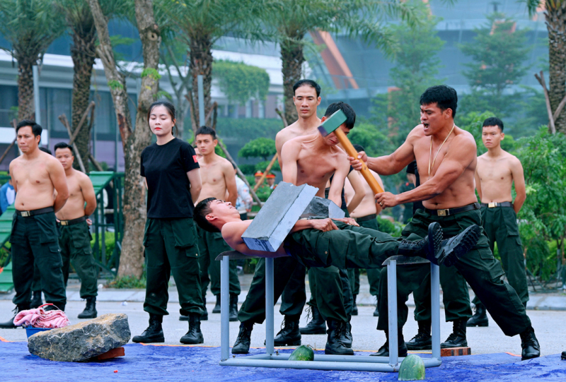 Mãn nhãn màn biểu diễn khí công, võ thuật của CSCĐ tinh nhuệ Công an Ninh Bình -4