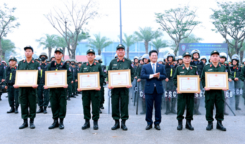 Mãn nhãn màn biểu diễn khí công, võ thuật của CSCĐ tinh nhuệ Công an Ninh Bình -0