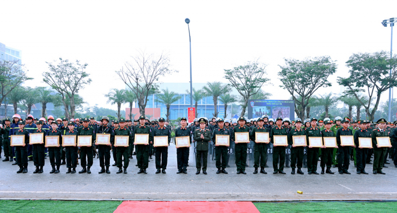 Mãn nhãn màn biểu diễn khí công, võ thuật của CSCĐ tinh nhuệ Công an Ninh Bình -0