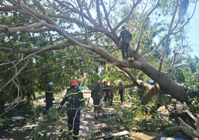 Hàng nghìn cán bộ, chiến sĩ Công an giúp dân khắc phục hậu quả cơn bão số 13 -0