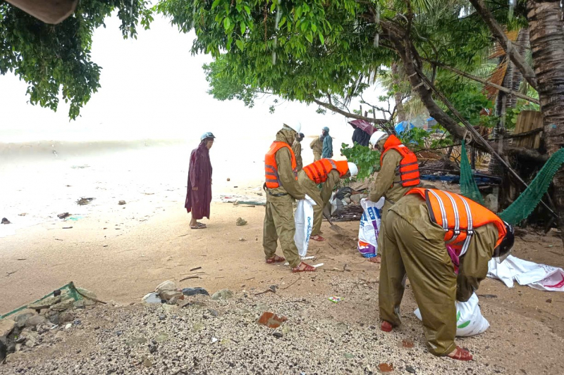 Hàng nghìn cán bộ, chiến sĩ Công an giúp dân khắc phục hậu quả cơn bão số 13 -0