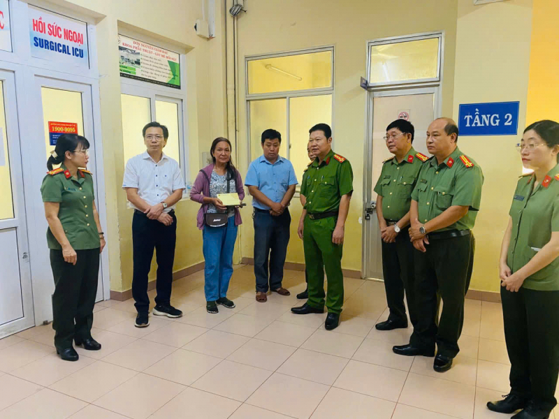 Động viên, hỗ trợ thành viên Tổ ANTT bị nạn khi đang tham gia phòng chống bão -0