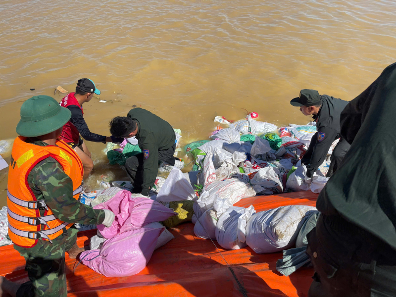 Công an Đà Nẵng cùng lực lượng Quân đội và nhân dân nỗ lực bảo vệ kè An Lương -0