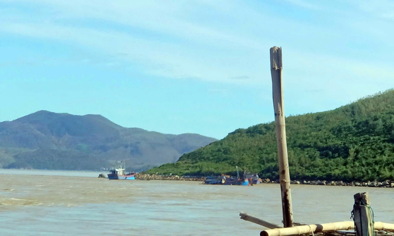 Rescued two sailors whose boat was sunk by waves and swept out to sea -0