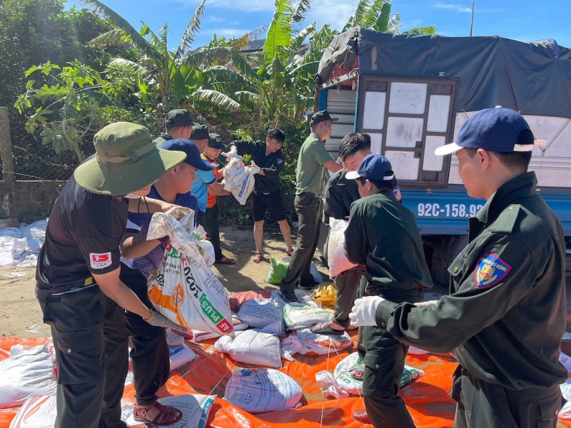 Công an Đà Nẵng cùng lực lượng Quân đội và nhân dân nỗ lực bảo vệ kè An Lương -0