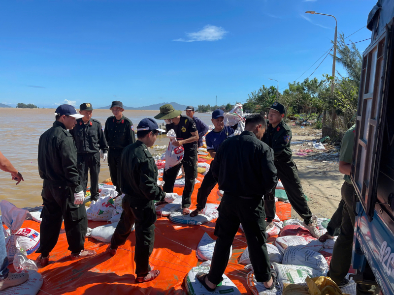 Công an Đà Nẵng cùng lực lượng Quân đội và nhân dân nỗ lực bảo vệ kè An Lương -0