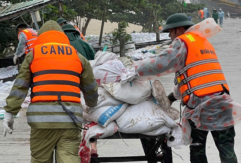 Công an Đà Nẵng cùng lực lượng Quân đội và nhân dân nỗ lực bảo vệ kè An Lương -0