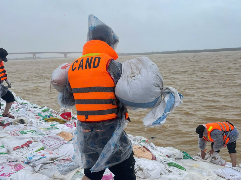 Công an Đà Nẵng cùng lực lượng Quân đội và nhân dân nỗ lực bảo vệ kè An Lương -1