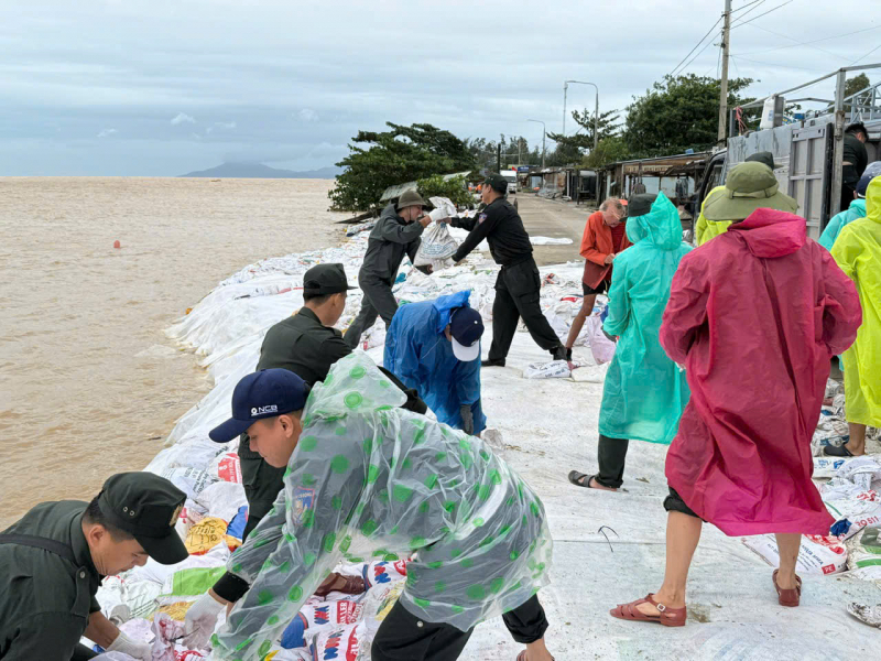 Công an Đà Nẵng cùng lực lượng Quân đội và nhân dân nỗ lực bảo vệ kè An Lương -2