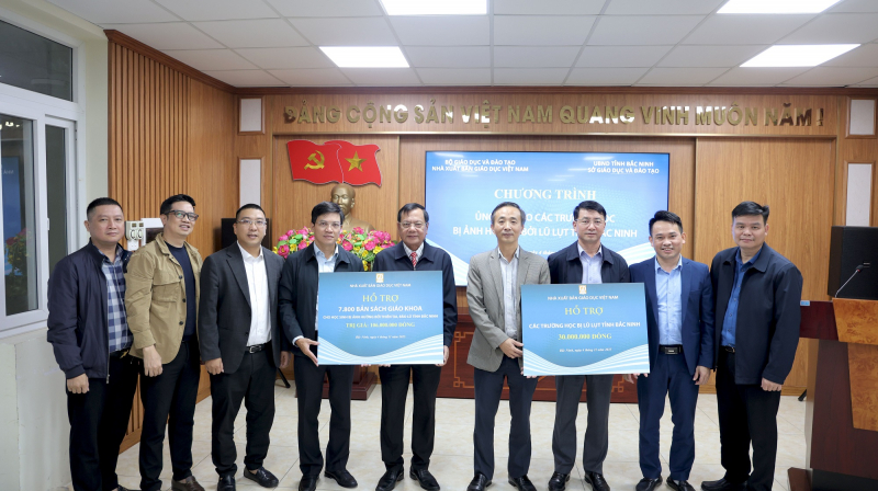 NXBGDVN مبلغ 20 میلیارد دانگ ویتنام را برای حمایت از کتب درسی دانشآموزان مناطق سیلزده و محروم هزینه میکند -0