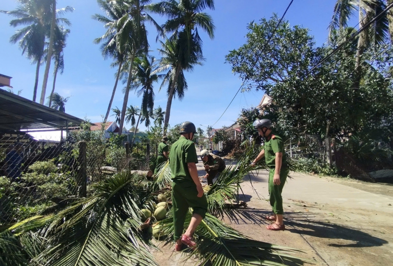  	Công an tiếp tục hỗ trợ người dân Đắk Lắk khắc phục hậu quả sau cơn bão Kalmaegi -0