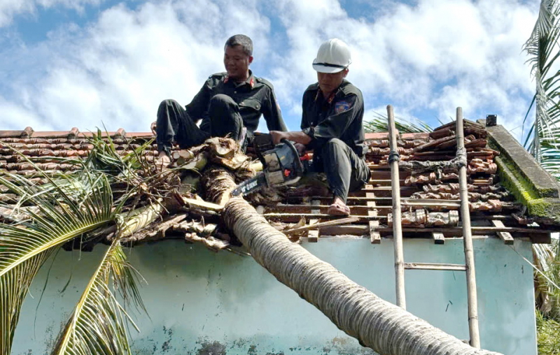 	Công an tiếp tục hỗ trợ người dân Đắk Lắk khắc phục hậu quả sau cơn bão Kalmaegi -0