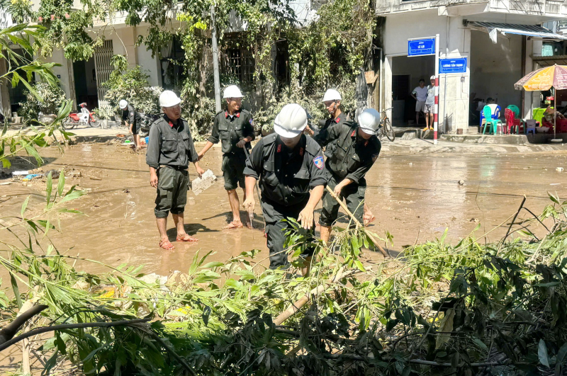  	Công an tiếp tục hỗ trợ người dân Đắk Lắk khắc phục hậu quả sau cơn bão Kalmaegi -0