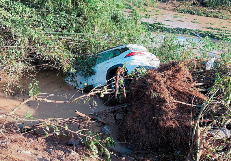 Công an tiếp tục hỗ trợ người dân Đắk Lắk khắc phục hậu quả sau cơn bão Kalmaegi -0