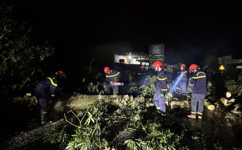  Công an tỉnh Đắk Lắk tích cực hỗ trợ người dân khắc phục hậu quả thiệt hại sau bão Kalmaegi -0